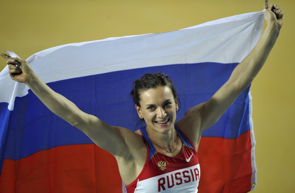 Елена Исинбаева на фоне российского триколора.