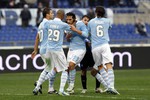 Футболисты «Лацио» празднуют гол Флоккари в ворота «Аталанты»