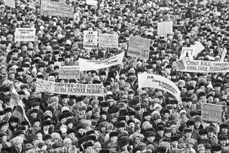 Политическая система, сформированная в начале 90-х как компромисс с улицей и подрихтованная в «тучные» нулевые, изжила себя