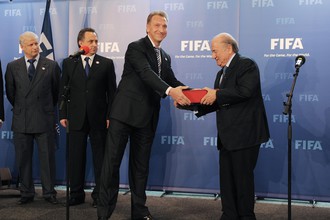 14 мая 2010 года. Цюрих. Игорь Шувалов передает заявочную книгу России президенту ФИФА Йозефу Блаттеру