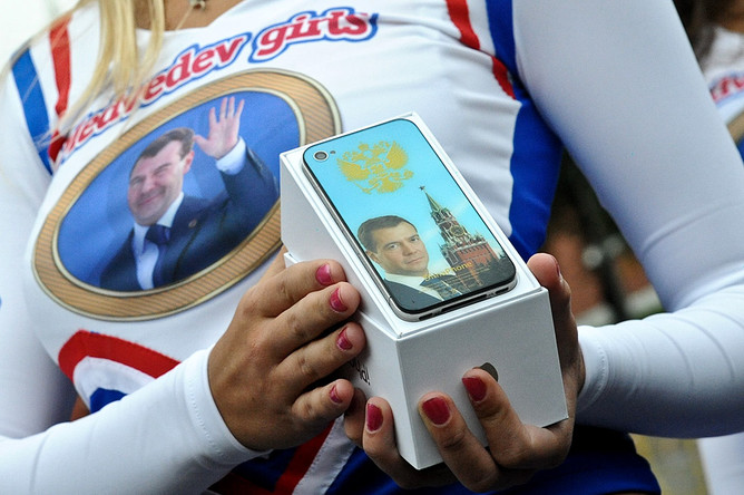 Поклонницы дарят Дмитрию Медведеву iPhone на день рождения