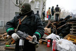 Вооруженный человек около баррикады на одной из улиц Славянска