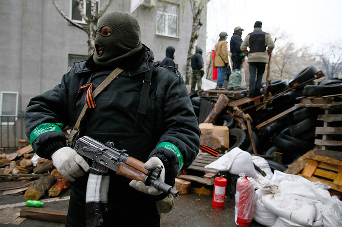 Вооруженный человек около&nbsp;баррикады на&nbsp;одной из&nbsp;улиц Славянска