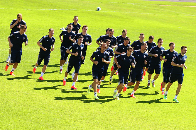 тренировка футбольной команды на поле