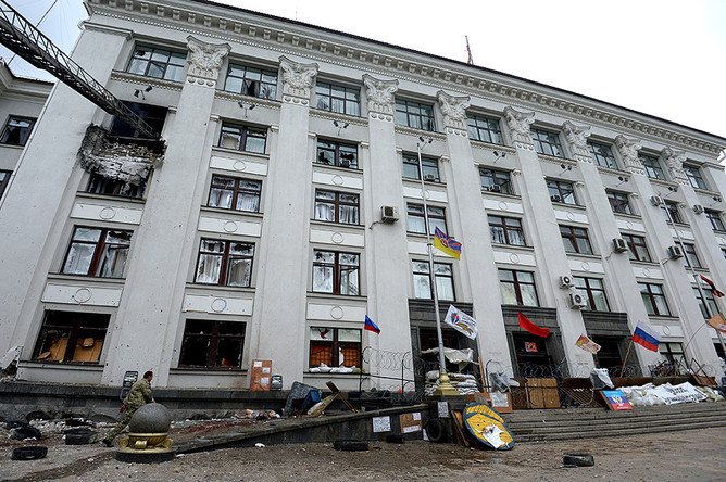 Здание обладминистрации в Луганске, в котором начался сильный пожар после авианалета ВВС Украины
