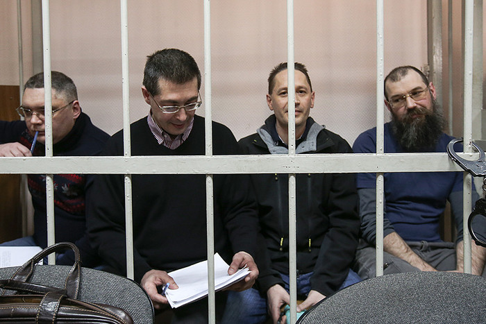Бывший замглавы Минрегионразвития Роман Панов (второй слева) во время рассмотрения дела о хищении денежных средств, выделенных на подготовку саммита АТЭС во Владивостоке в 2012 году