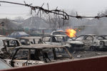 Сгоревшие автомобили на одной из улиц Мариуполя