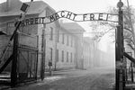 Над воротами лагеря располагалась чугунная надпись: «Arbeit macht frei» («Труд освобождает»)