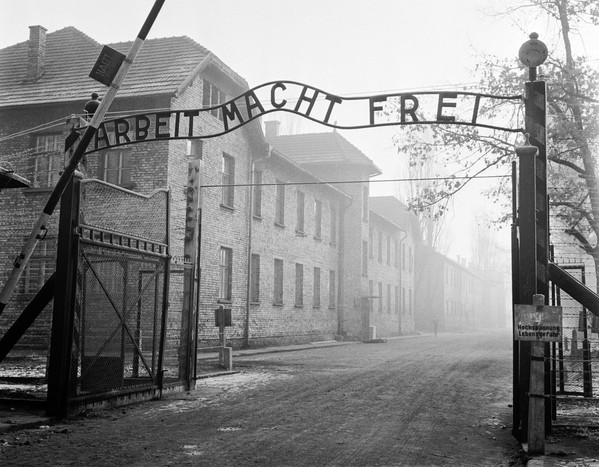 Над&nbsp;воротами лагеря располагалась чугунная надпись: «Arbeit macht frei» («Труд освобождает»)