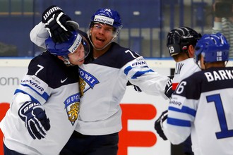 Форвард сборной Финляндии Йоонас Донской празднует гол в ворота словаков