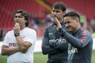Тренерский штаб «Спартака» в работе: слева направо Николай Писарев, Егор Титов и Дмитрий Аленичев