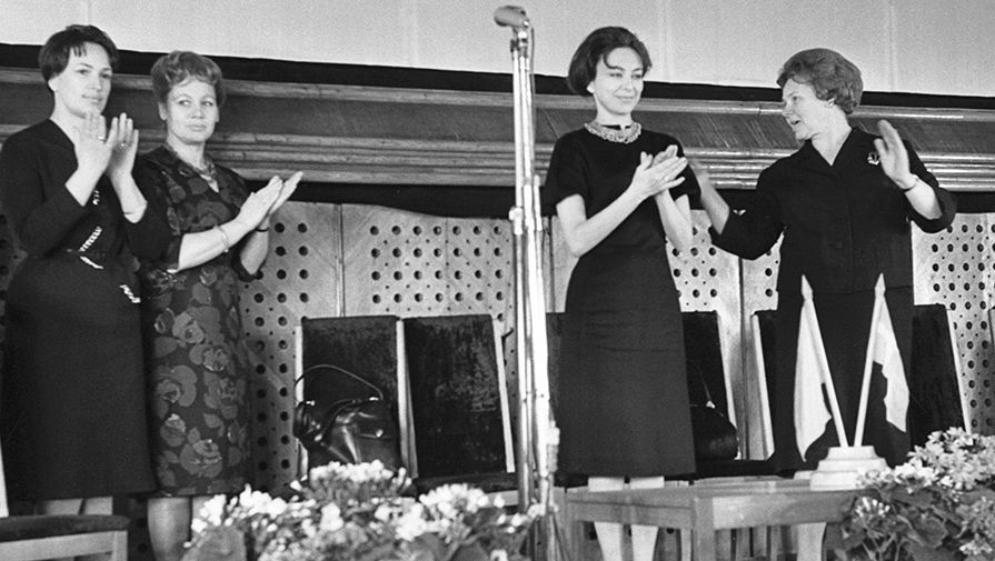 Тамара Миансарова приветствует работниц легкой промышленности, 1964 год