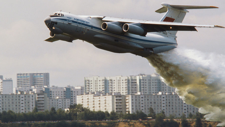 Самолет ИЛ-76, используемый для тушения пожаров, во время взлета на военно-спортивном парашютном празднике в Москве, 1990 год