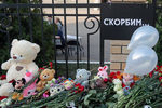 Цветы и игрушки у здания гимназии №175 в Казани, где утром произошла стрельба, 11 мая 2021 года