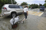 Мужчина на улице села Софиевка Симферопольского района, подвергшегося подтоплению