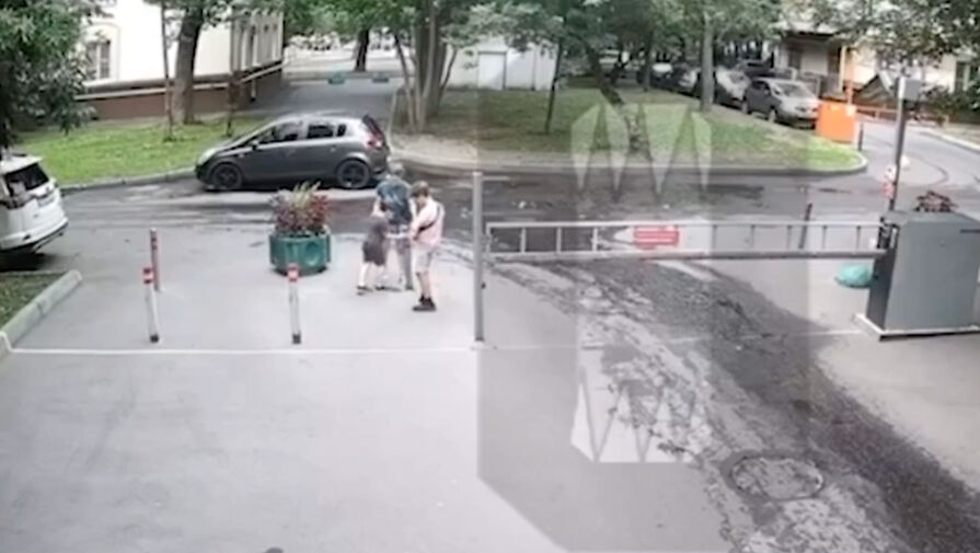 В Москве жители дома написали заявление на детей, которые регулярно крушат их двор