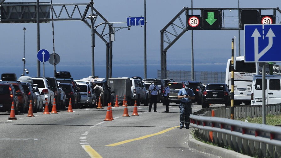 На подъезде к Крымскому мосту водители вынуждены по семь часов стоять в пробках 