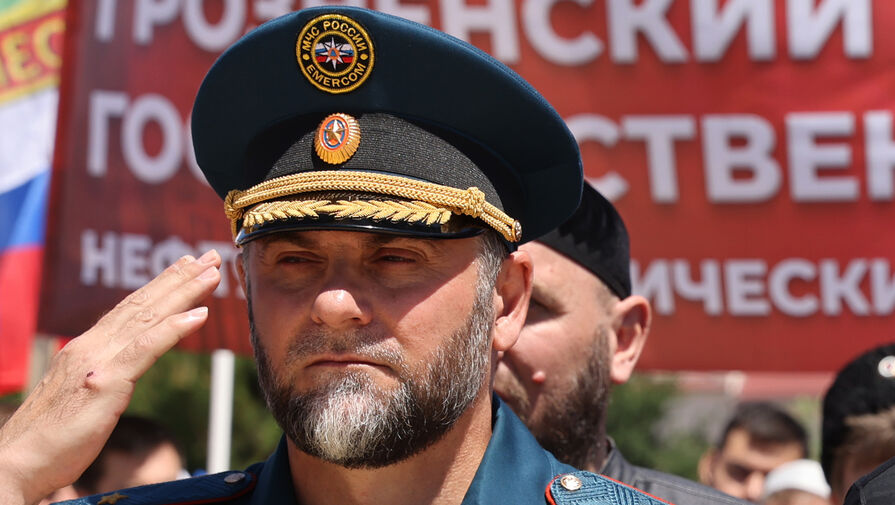 "Гнать с треском": Кадыров потребовал уволить полицейских, задержавших главу МЧС Чечни в Дагестане
