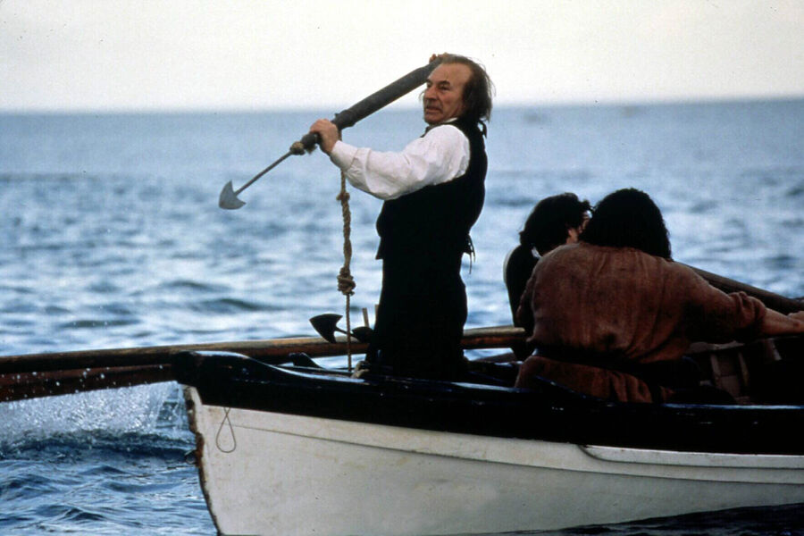 <b>«Моби Дик» (1998, мини-сериал)</b>
<br><br>
В&nbsp;экранизации романа Германа Мелвилла Патрик Стюарт исполнил роль мрачного и загадочного капитана судна «Пекод» Ахава. Того самого, который заставил всю команду искать в&nbsp;море гигантского белого кита &mdash; Моби Дика.