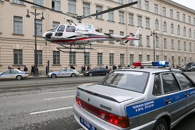Вертолет МЧС России и полицейский автомобиль у станции метро «Технологический институт»