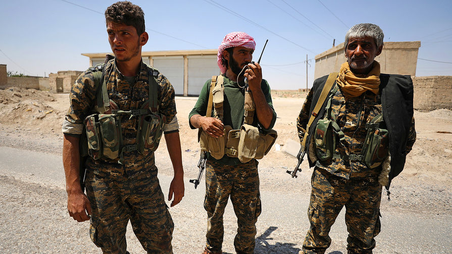 Бойцы сирийско-курдского альянса «Демократические силы Сирии» (SDF) на окраине города Ракка в Сирии