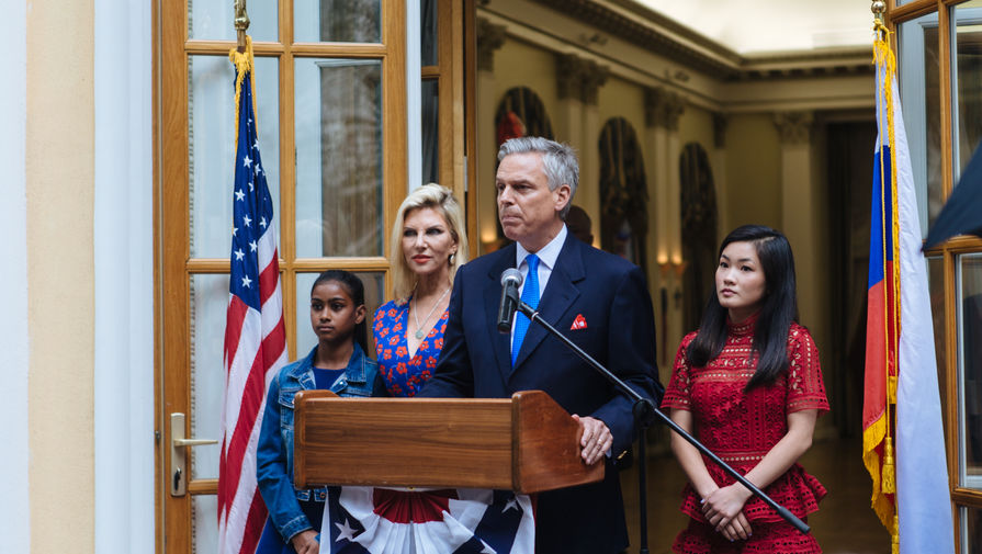 Посол США в&nbsp;РФ Джон Хантсман, его супруга Мэри Кэй и их приемные дочери Аше Барати (слева), Грейси Мей (справа) на&nbsp;торжественном приеме в&nbsp;резиденции американского посла в&nbsp;особняке Второва (Спасо-Хаус) по&nbsp;случаю празднования Дня независимости США, 4 июля 2018 года