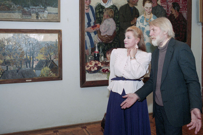 Актеры Юрий Назаров и Людмила Мальцева на выставке работ художника Василия Нечитайло в Москве, 1996 год