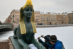 Установка скульптур сфинксов на Египетский мост в Санкт-Петербурге после реставрации, 17 декабря 2022 года