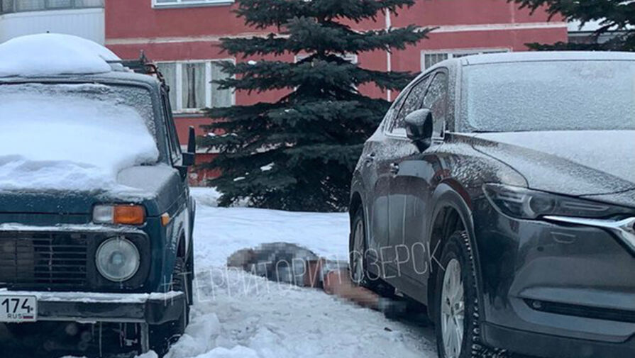 В Челябинской области полураздетого мужчину нашли мертвым на парковке