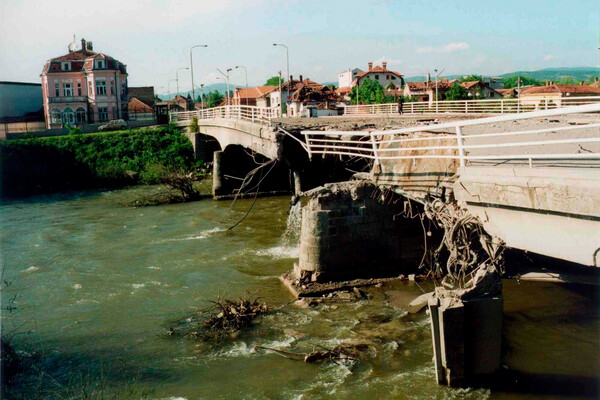 Вид на поврежденный автомобильный мост в центре Ниша, в 250 км от Белграда, после авиаудара НАТО 8 мая 1999 года 
