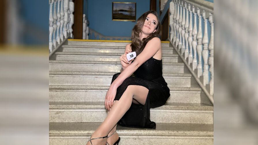 Российская фигуристка опубликовала фото в черном платье с разрезом на бедре