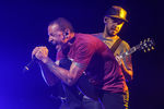 Участники Linkin Park Честер Беннингтон и Майк Шинода во время выступления группы в СК «Олимпийский»