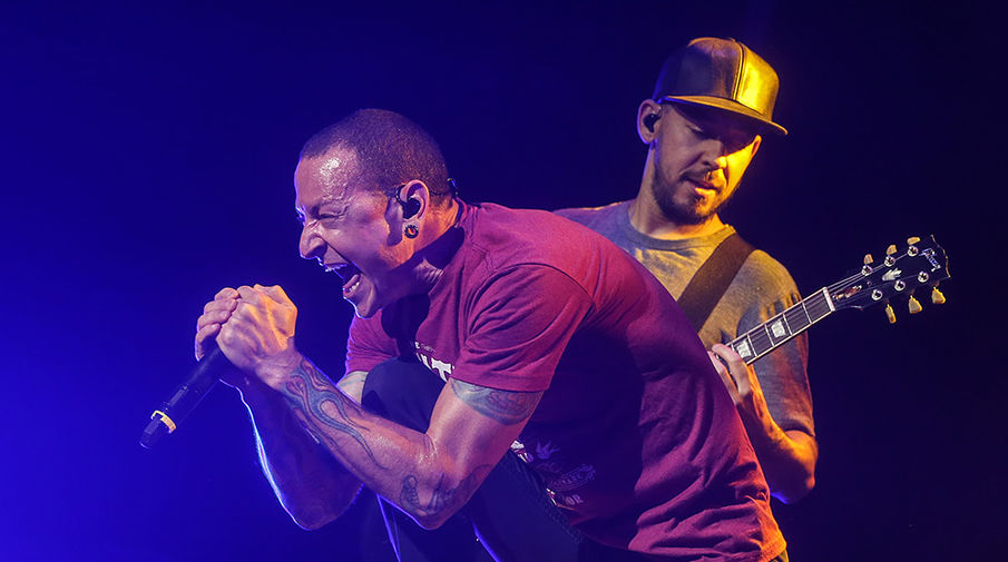 Участники Linkin Park Честер Беннингтон и Майк Шинода во время выступления группы в&nbsp;СК «Олимпийский»