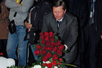 Руководитель администрации президента РФ Сергей Иванов возлагает цветы в аэропорту Пулково в память о жертвах авиакатастрофы лайнера Airbus 321