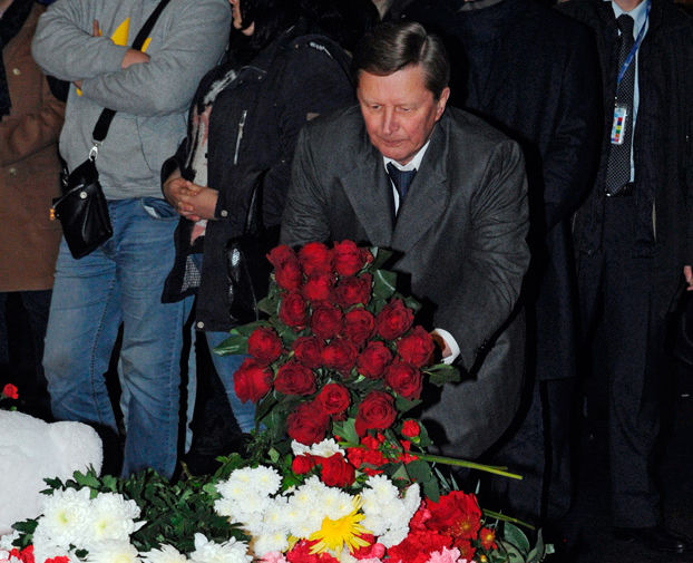 Руководитель администрации президента РФ Сергей Иванов возлагает цветы в&nbsp;аэропорту Пулково в&nbsp;память о&nbsp;жертвах авиакатастрофы лайнера Airbus 321