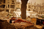Палестинский мальчик в разрушенном доме своей семьи