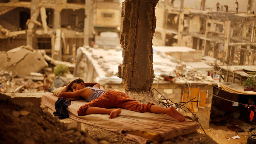 Палестинский мальчик в&nbsp;разрушенном доме своей семьи