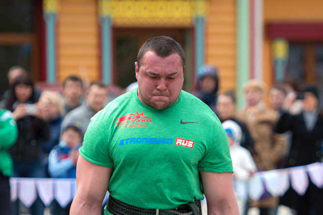 Спортсмен Иван Макаров во время соревнований по силовому экстриму Sochi Strong 2016 в «Сочи Парке»