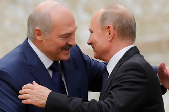 Президент Белоруссии Александр Лукашенко и президент России Владимир Путин во время встречи перед заседанием Совета коллективной безопасности ОДКБ во Дворце Независимости в Минске, 30 ноября 2017 года