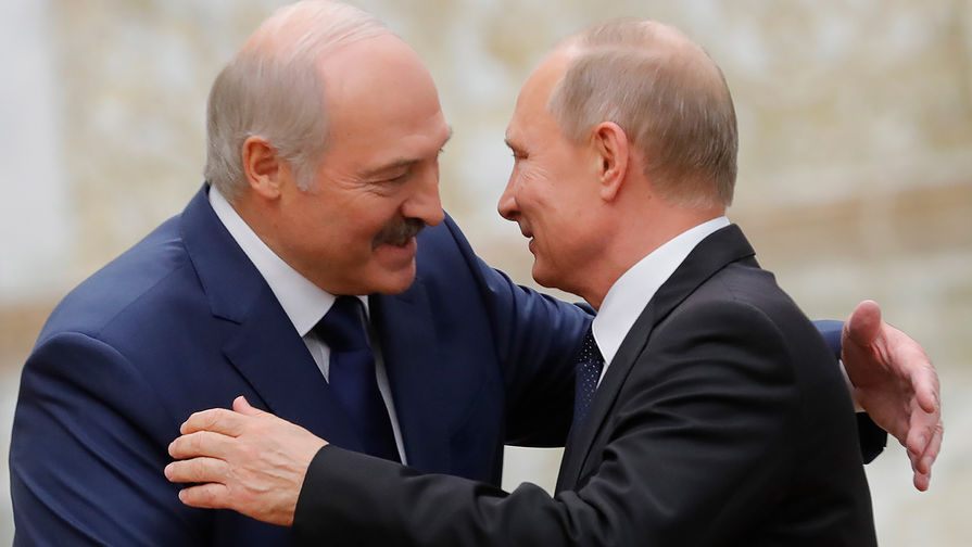 Президент Белоруссии Александр Лукашенко и президент России Владимир Путин во время встречи перед заседанием Совета коллективной безопасности ОДКБ во Дворце Независимости в Минске, 30 ноября 2017 года