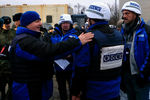 Сотрудники ОБСЕ во время обмена пленными между Киевом и самопровозглашенной Донецкой народной республикой у КПП «Майорск» на линии разграничения в районе Горловки, 27 декабря 2017 года