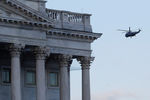 Вертолет с президентом США Дональдом Трампом пролетает мимо здания Капитолия, 20 января 2021 года
