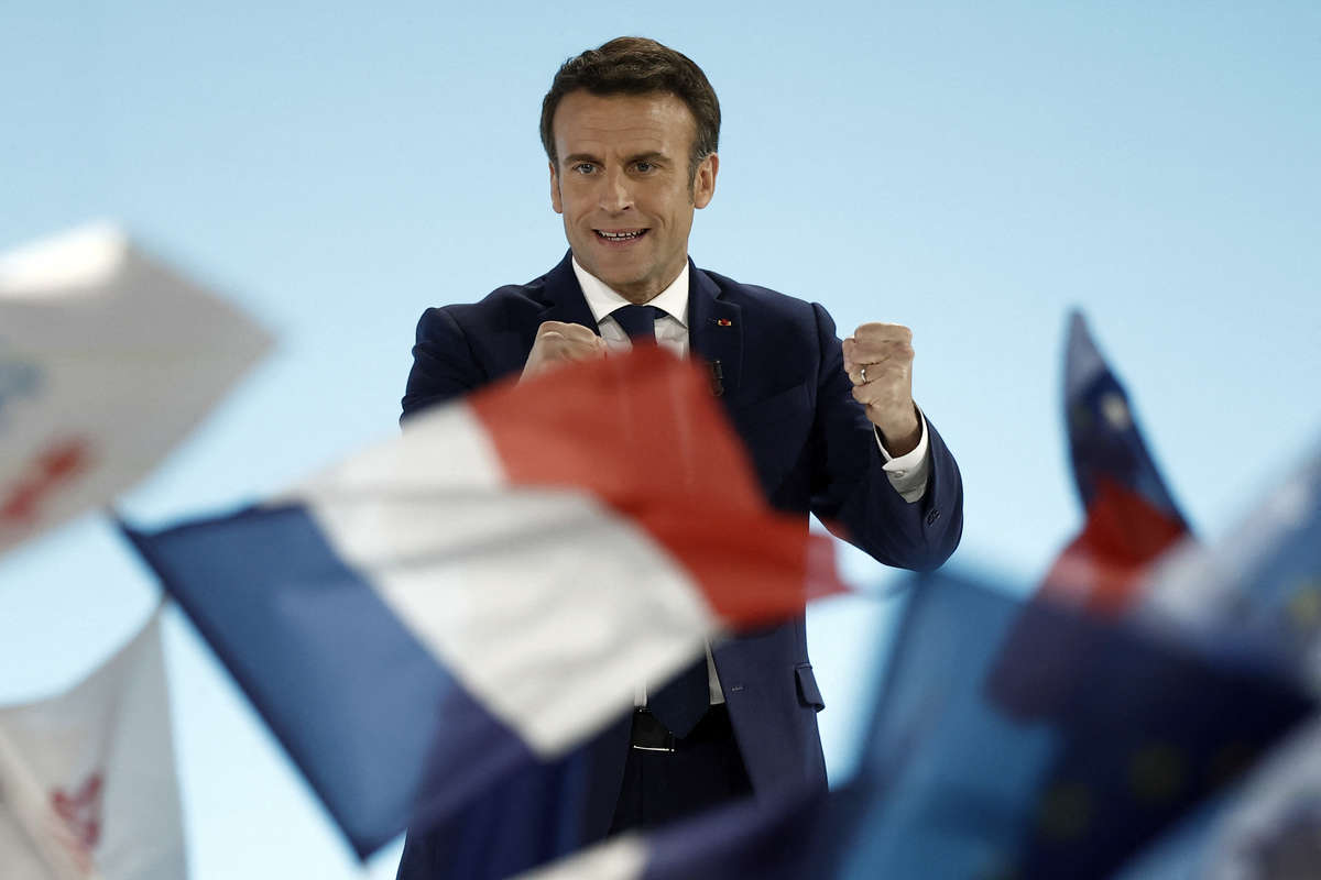 Эммануэль Макрон после объявления промежуточных результатов первого тура президентских выборов во Франции, 10 апреля 2022 года