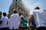 Спасательные службы работают на месте взрыва в пятизвездочном отеле Saratoga в Гаване, Куба, 6 мая 2022 года