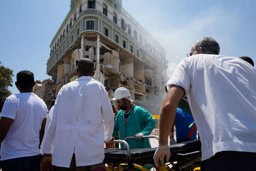 Спасательные службы работают на&nbsp;месте взрыва в&nbsp;пятизвездочном отеле Saratoga в&nbsp;Гаване, Куба, 6&nbsp;мая 2022&nbsp;года