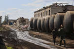 Разрушения на территории железнодорожного депо города Попасная, 9 мая 2022 года