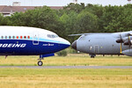 Пассажирский самолет Boeing 737-10 Max и военно-транспортный самолет Airbus A400M Atlas на международном авиасалоне в Ле-Бурже
