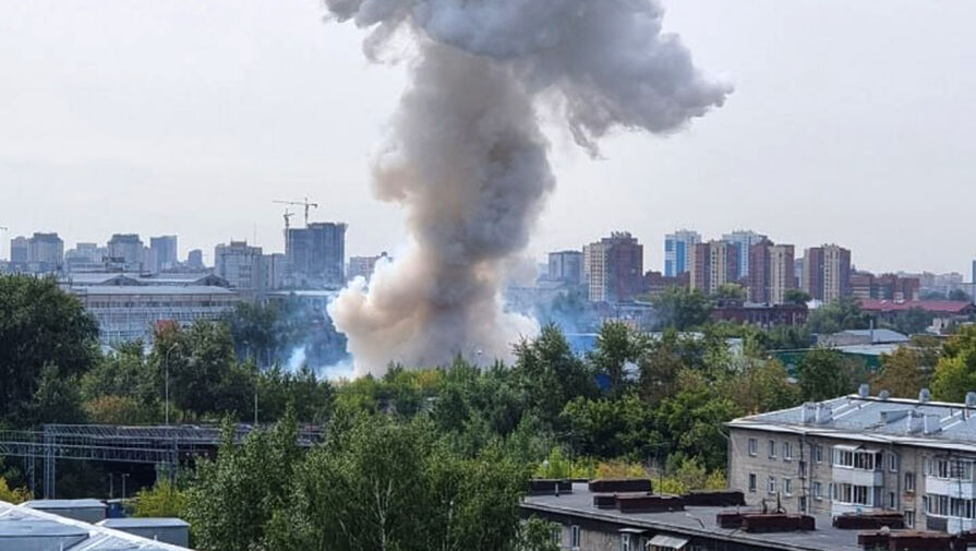 Контейнер с пиротехникой загорелся в Новосибирске, очевидцы сообщили о громком хлопке