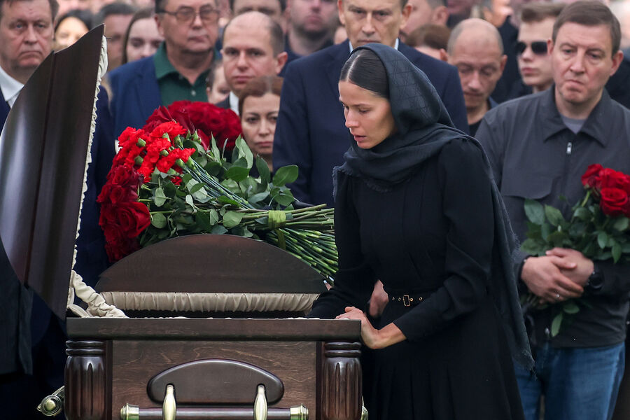 Полина Корнеева (Копылова) во время прощания с&nbsp;бывшим министром транспорта РФ Романом Старовойтом на&nbsp;Смоленском кладбище в&nbsp;Санкт-Петербурге, 11&nbsp;июля 2025&nbsp;года