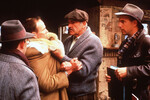 <b>«Неприкасаемые» (1987)</b>
<br><br>
Роль Несса исполнил Кевин Костнер, Аль Капоне сыграл Роберт Де Ниро. Роли второго плана достались Шону Коннери и Энди Гарсиа. Сценаристом картины выступил знаменитый Дэвид Мэмет, однако Брайан Де Пальма внес изменения в сценарий, чтобы добавить новые локации для съемки. Одну из сцен он перенес на железнодорожный вокзал Чикаго, чтобы снять проход по лестнице, как в «Броненосце Потемкине» Эйзенштейна.